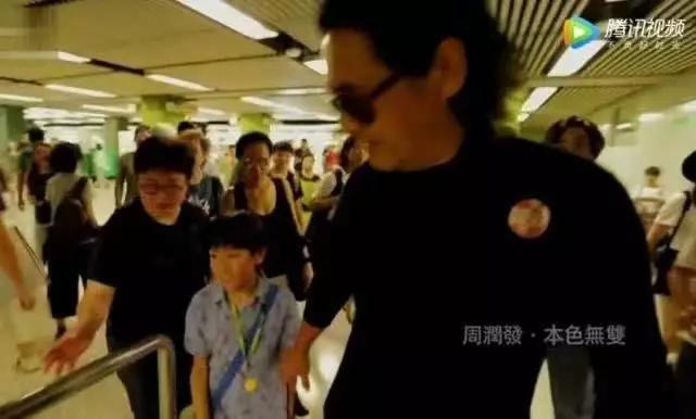 摸了一把劳斯莱斯的方向盘,挨了别人一耳光,周润发选择了这么做